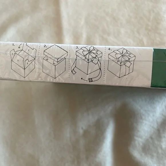 Christmas Gift Box Set - Includes Gift Box With Lid, Note Card & Ribbon - Picture 4 of 6